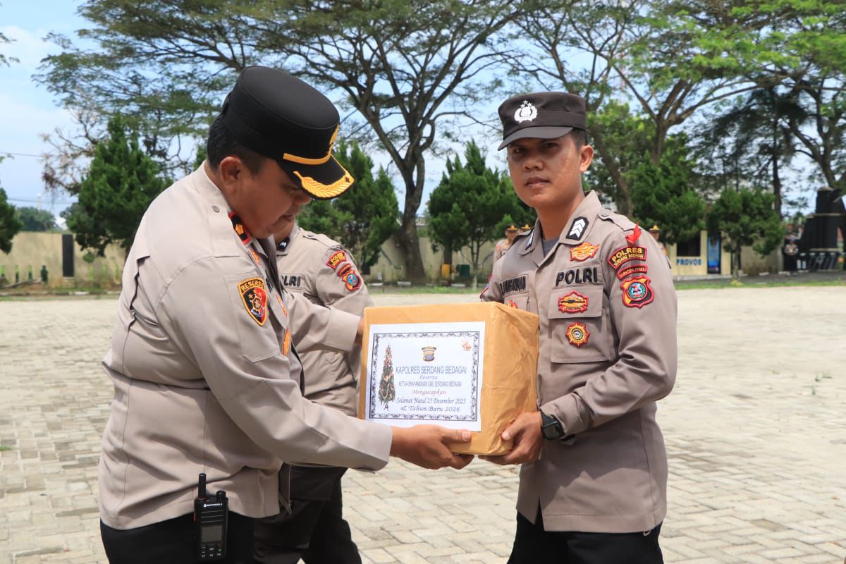 Polres Sergai Serahkan Bingkisan Natal kepada Personel Polri, Wakapolres : Selamat Natal dan Tetap Semangat Melayani Masyarakat