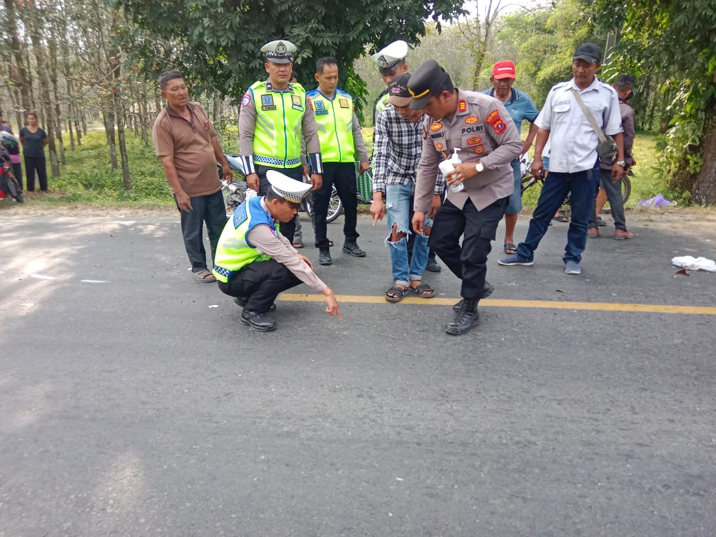 Respon Cepat, Kecelakaan Maut di Tapian Dolok, Kanit Gakkum dan Kapolsek Serbalawan Langsung Terjun Ke TKP