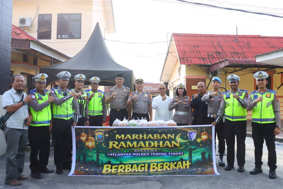 Berbagi Berkah, Polres Tebing Tinggi Bagikan Takjil kepada Masyarakat