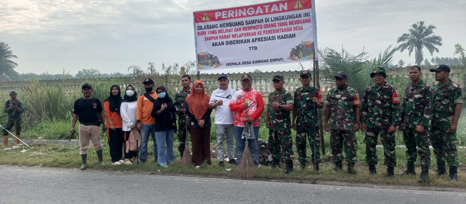 Camat Simpang Empat Ilham Ginting S.E, M.M Laksanakan Gotong-royong Bersama