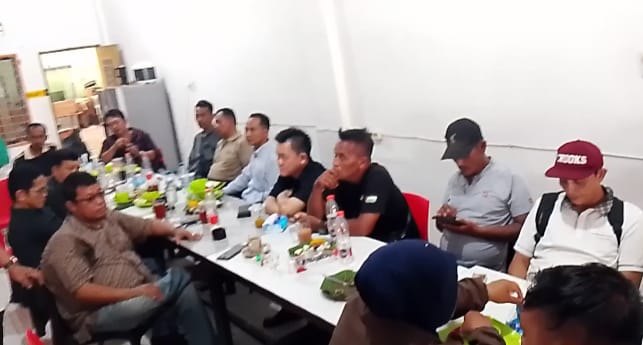 Kapolsek Bandar Huluan Gelar Afternoon Coffee Bersama Insan Pers di Perdagangan, Bahas Kasus Gunardi, Narkoba dan Penguatan Identitas Polsek