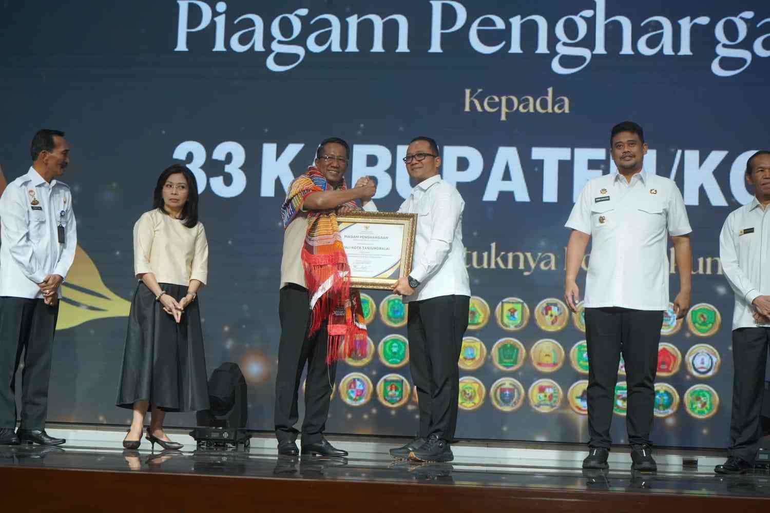 Pemko Tanjungbalai Terima Piagam Penghargaan dari Menteri Hukum RI saat Peresmian Posbankum Se-Sumut.