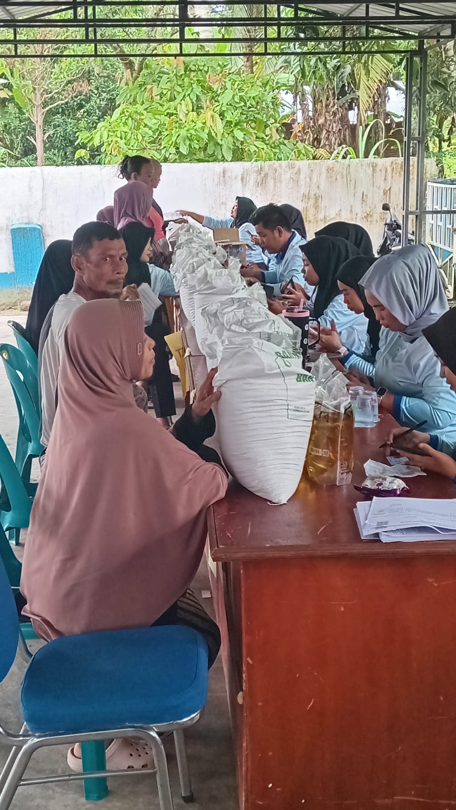 Pembagian Beras Cadangan Pangan Pemerintah Bersama Bulog di Desa Tandam Hilir II Berjalan Lancar