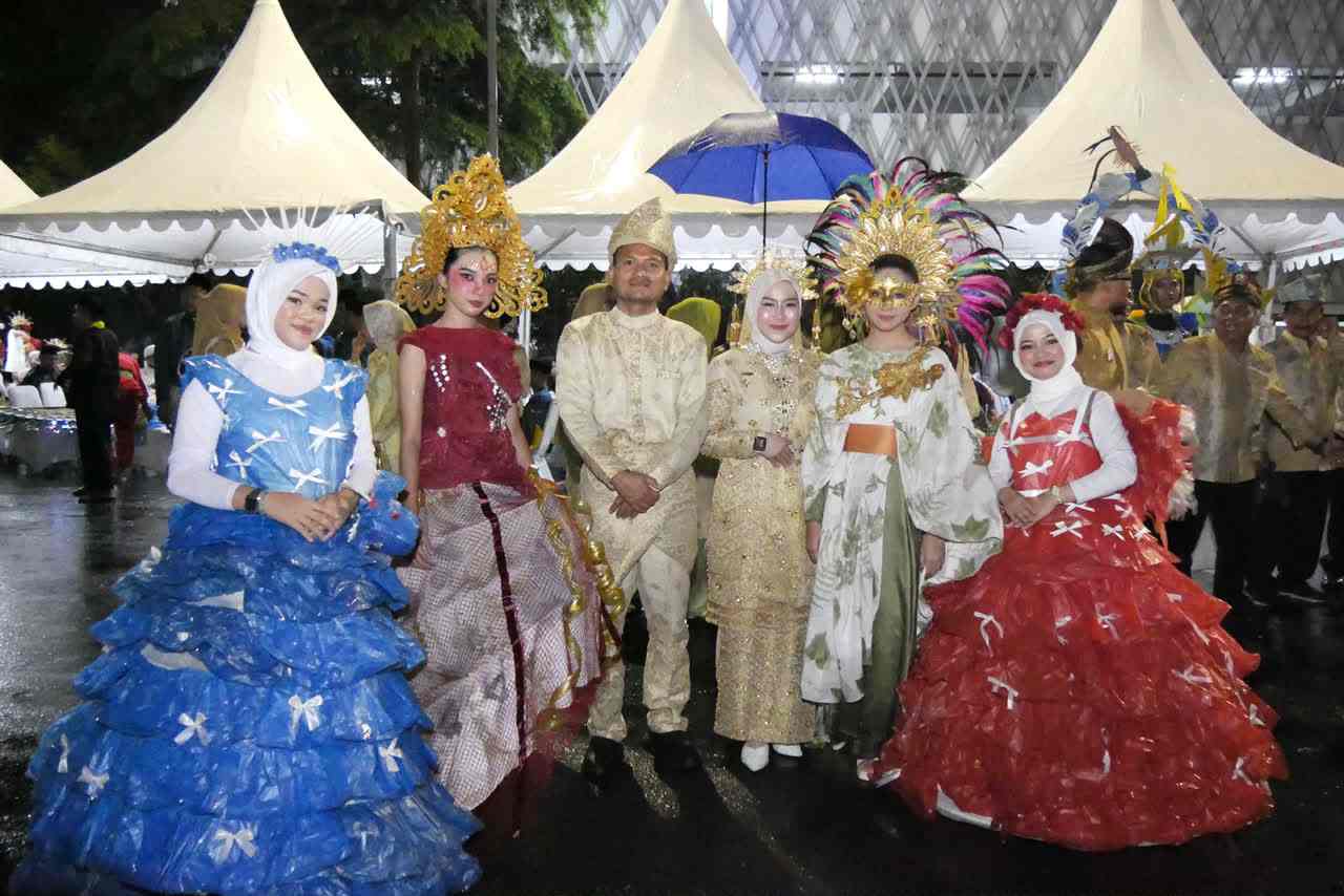 Kenakan Pakaian Adat Melayu, Wali Kota Mahyaruddin Salim dan Ketua TP-PKK Ikut Karnaval Budaya Nusantara APEKSI Ke-18 Kota Medan.