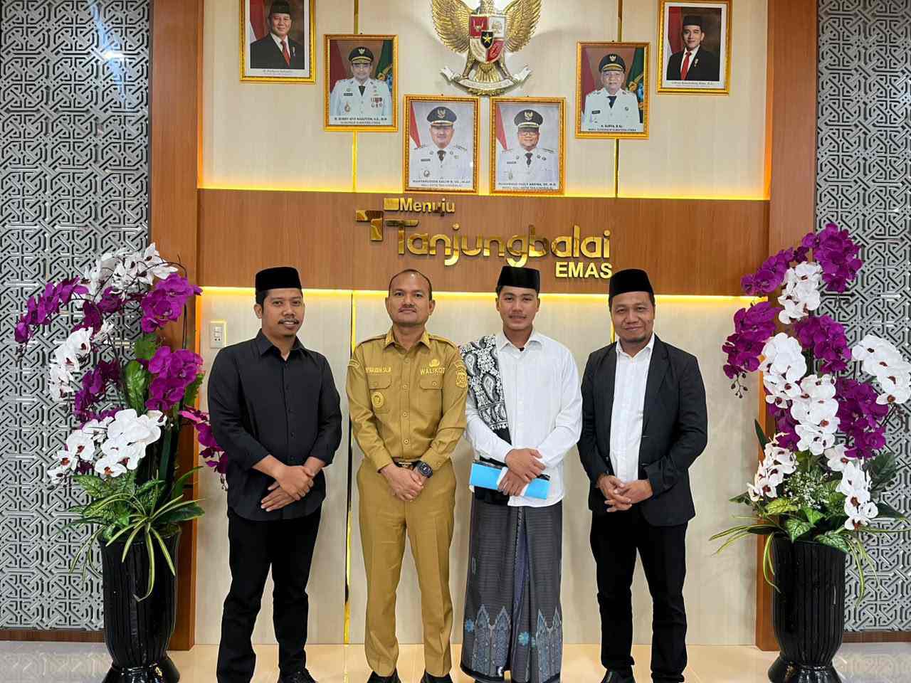 Wali Kota Tanjungbalai Berangkatkan M Rijal Hafiz Al Muttaqin Nasution Calon Mahasiswa Kuliah ke Al-Ahgaff University Yaman.