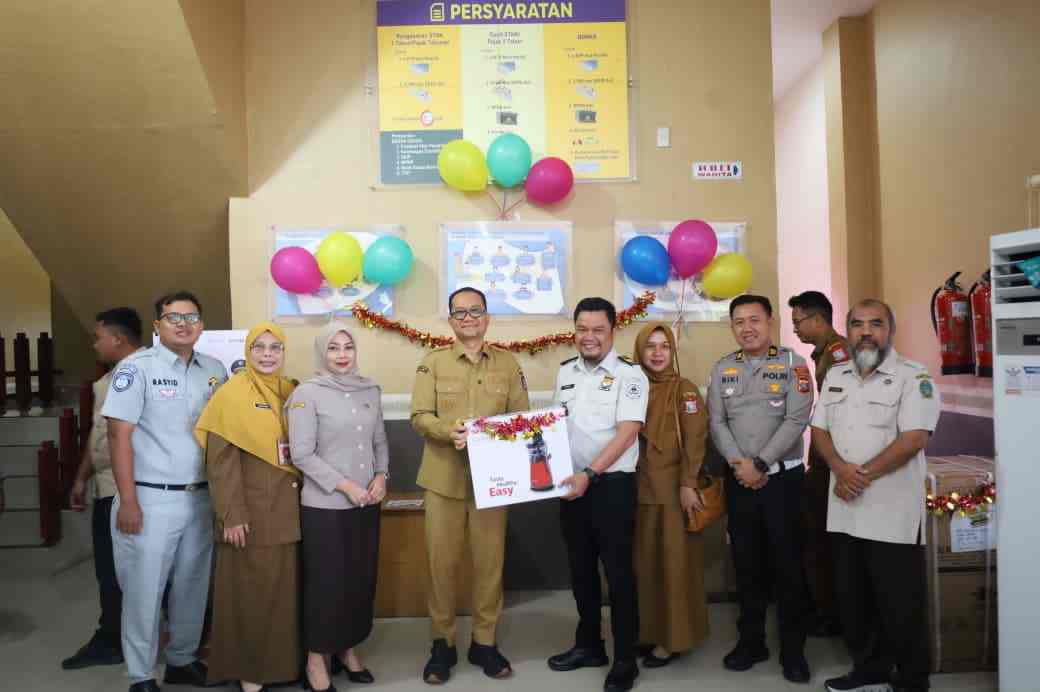 Wakil Wali Kota Muhammad Fadly Abdina Serahkan Hadiah Kepada Lima Wajib Pajak Tanjungbalai Penerima Undian Gebyar Pajak Sumut 2026.