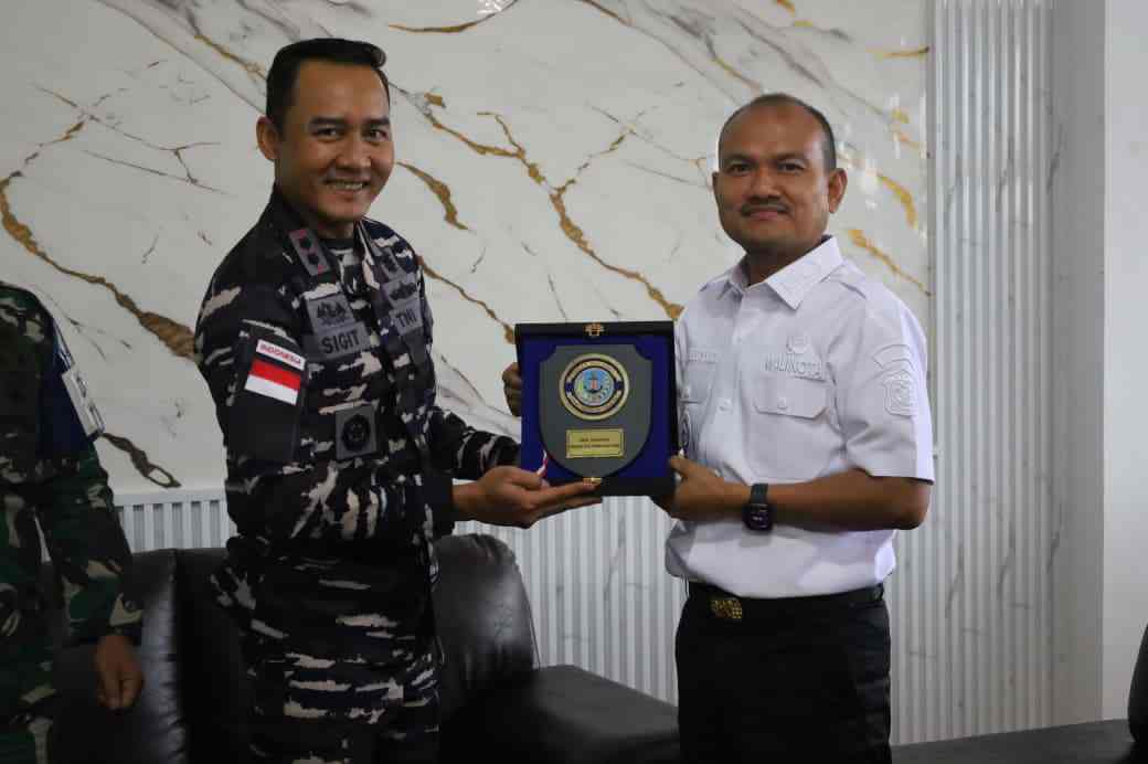 Wali Kota Tanjungbalai Terima Kunjungan dan Silaturahmi Dan Lanal TBA Letkol Laut (P) Sigit Ryanto.