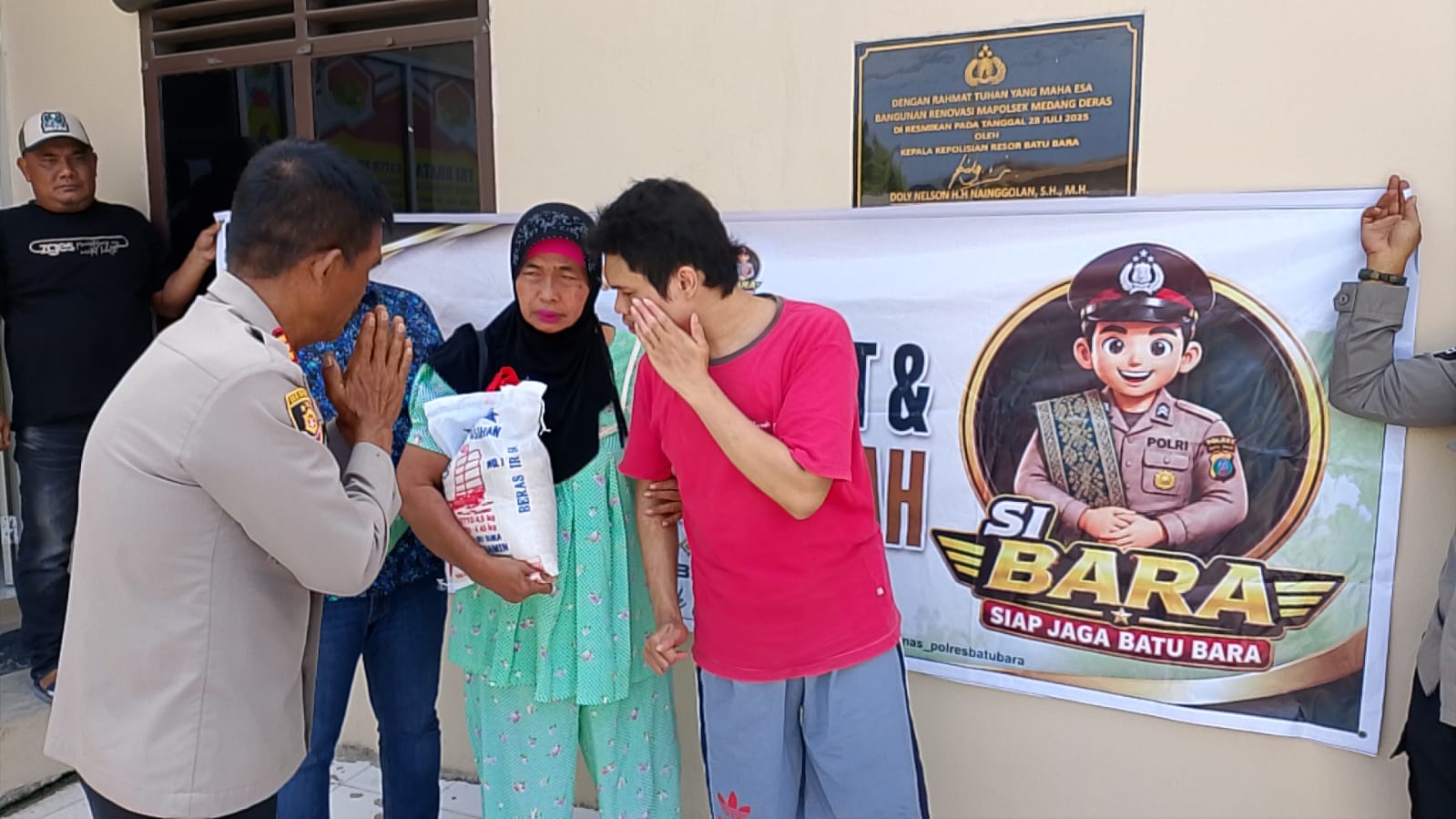 Polri Perduli, Kapolsek Medang Deras AKP Alfander H. Sagala Berbagi Jumat Berkah