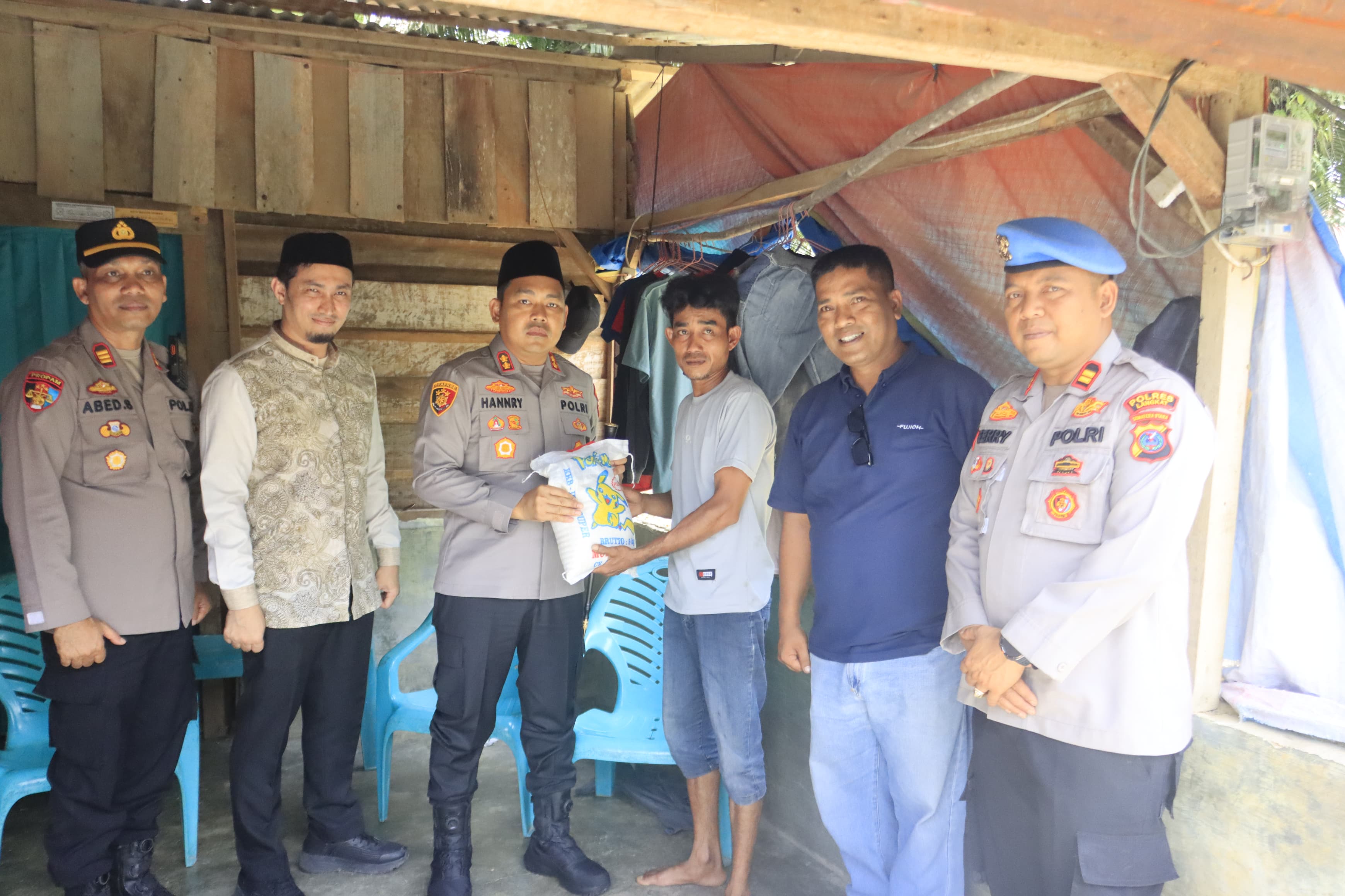 Kapolres Langkat Salurkan Bantuan Korban Banjir di Besitang Pastikan Polri Hadir di Tengah Masyarakat