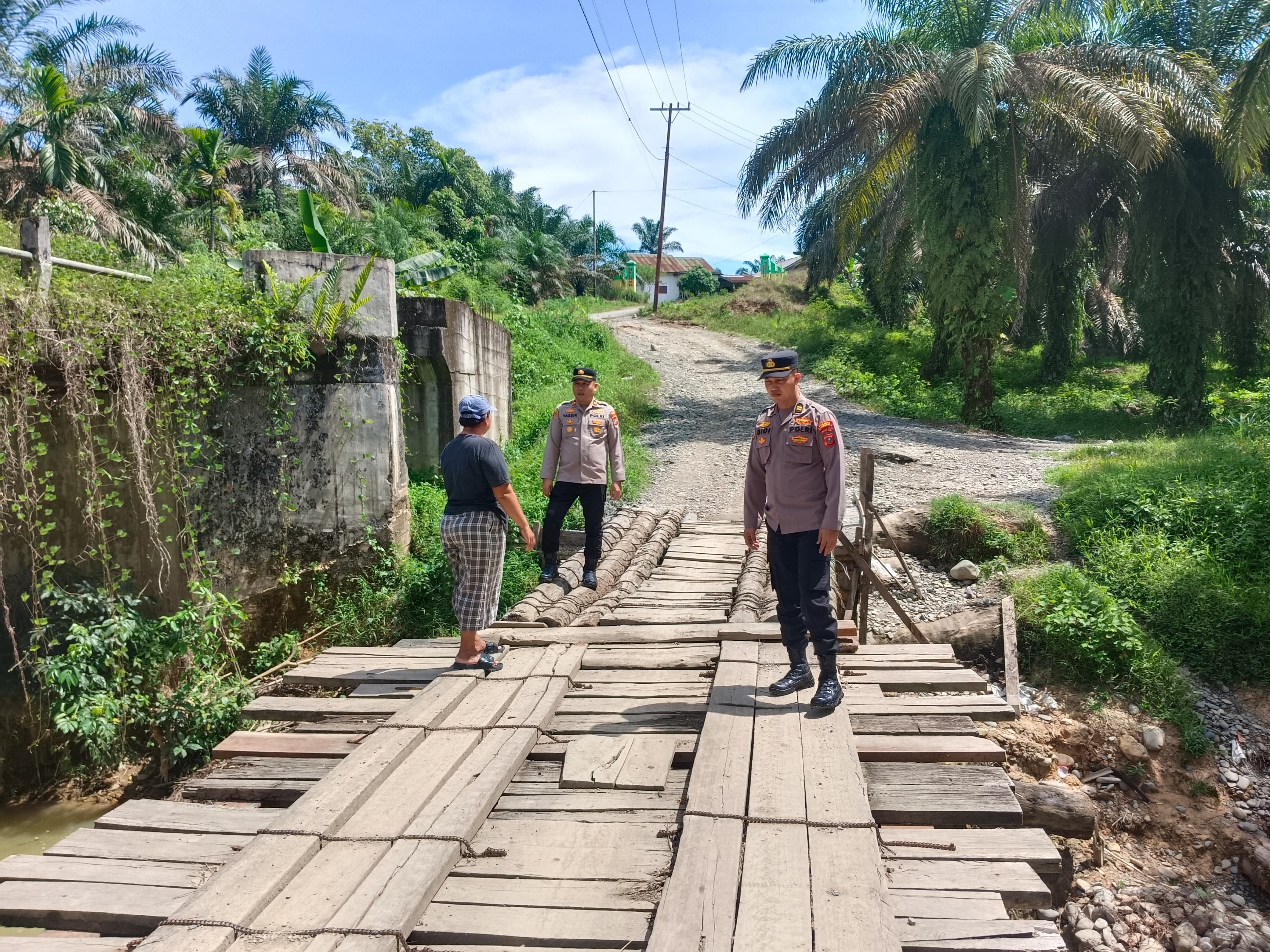Polri Hadir di Tengah Masyarakat, Kapolsek Padang Tualang Patroli Jembatan Darurat Bukit Lawang Tangkahan  Langkat-Mediatimsus.Com- Dalam upaya menjaga stabilitas keamanan dan ketertiban masyarakat (kamtibmas), Kapolsek Padang Tualang IPTU M. Yassir Parinduri, M.H., bersama personel Polsek Padang Tualang melaksanakan kegiatan sambang, patroli, dan tatap muka dengan masyarakat di kawasan Jembatan Darurat yang menghubungkan Bukit Lawang–Tangkahan, Dusun Simpang Dua, Desa Sei Musam, Kecamatan Batang Serangan, Kabupaten Langkat, Senin (3/8/2026).  Kegiatan yang dimulai pukul 11.00 WIB tersebut diikuti oleh IPTU Didi Iskandar, S.H., M.H., IPDA Deni C. Sembiring, S.H., M.H., serta AIPTU Yuyun. Patroli difokuskan pada lokasi jembatan darurat yang setiap hari dimanfaatkan masyarakat dan kendaraan umum sebagai jalur penghubung penting.  Dalam kesempatan itu, personel Polri menyampaikan pesan-pesan kamtibmas kepada warga sekaligus mengajak masyarakat untuk bersama-sama menjaga keamanan lingkungan, mematuhi aturan berlalu lintas, serta segera melaporkan apabila menemukan potensi gangguan keamanan maupun tindak pidana.  Kapolres Langkat AKBP Hannry PH. Tambunan, S.E., S.I.K., Melalui Kapolsek Padang Tualang IPTU M. Yassir Parinduri mengatakan bahwa kehadiran polisi di tengah masyarakat merupakan bentuk pelayanan dan langkah preventif untuk memberikan rasa aman kepada masyarakat.  “Hadirnya personel Polri di lokasi-lokasi yang menjadi pusat aktivitas masyarakat diharapkan mampu mencegah potensi gangguan kamtibmas sekaligus memastikan masyarakat dapat beraktivitas dengan aman dan nyaman,” ujarnya.  Hasil kegiatan menunjukkan situasi kamtibmas di wilayah hukum Polsek Padang Tualang tetap aman dan kondusif. Selain itu, patroli juga berhasil mengantisipasi potensi penyimpangan maupun tindak pidana serta memastikan arus lalu lintas di sekitar jembatan darurat tetap berjalan aman, tertib, dan lancar.  Komitmen Polres Langkat dalam menghadirkan pelayanan kepolisian yang humanis, responsif, dan Presisi guna menciptakan situasi keamanan yang kondusif di seluruh wilayah Kabupaten Langkat  Kegiatan ini merupakan implementasi dari program POLISI LANGKAT GARUDA KSATRIA, yang diinisiasi Kapolres Langkat dengan semangat Gagah Berani untuk Dicintai Masyarakat, Kuat, Sadar Aturan, Taat, Responsibility, Inovatif, dan Aman.  Melalui semangat “Satu Langkah, Satu Hati untuk Langkat yang Aman dan Damai,” Polres Langkat terus menghadirkan Polri yang humanis, responsif, dan dekat dengan masyarakat.  (Ria Hasibuan).