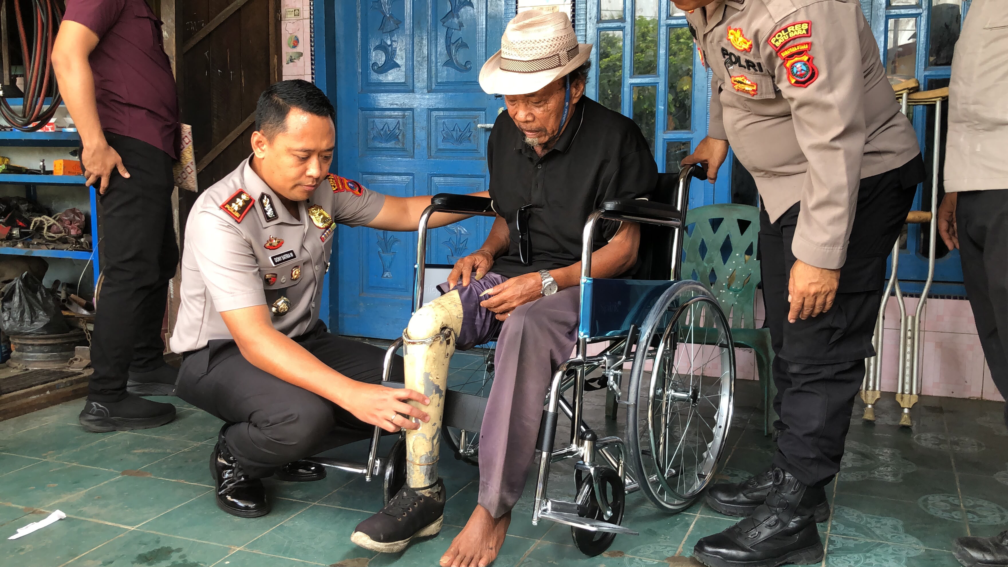 Kapolres Batu Bara AKBP Dony Satria Wicaksono, S.Ik, M.H., CPHR Beri Santunan dan Kursi Roda Penyandang Disabilitas