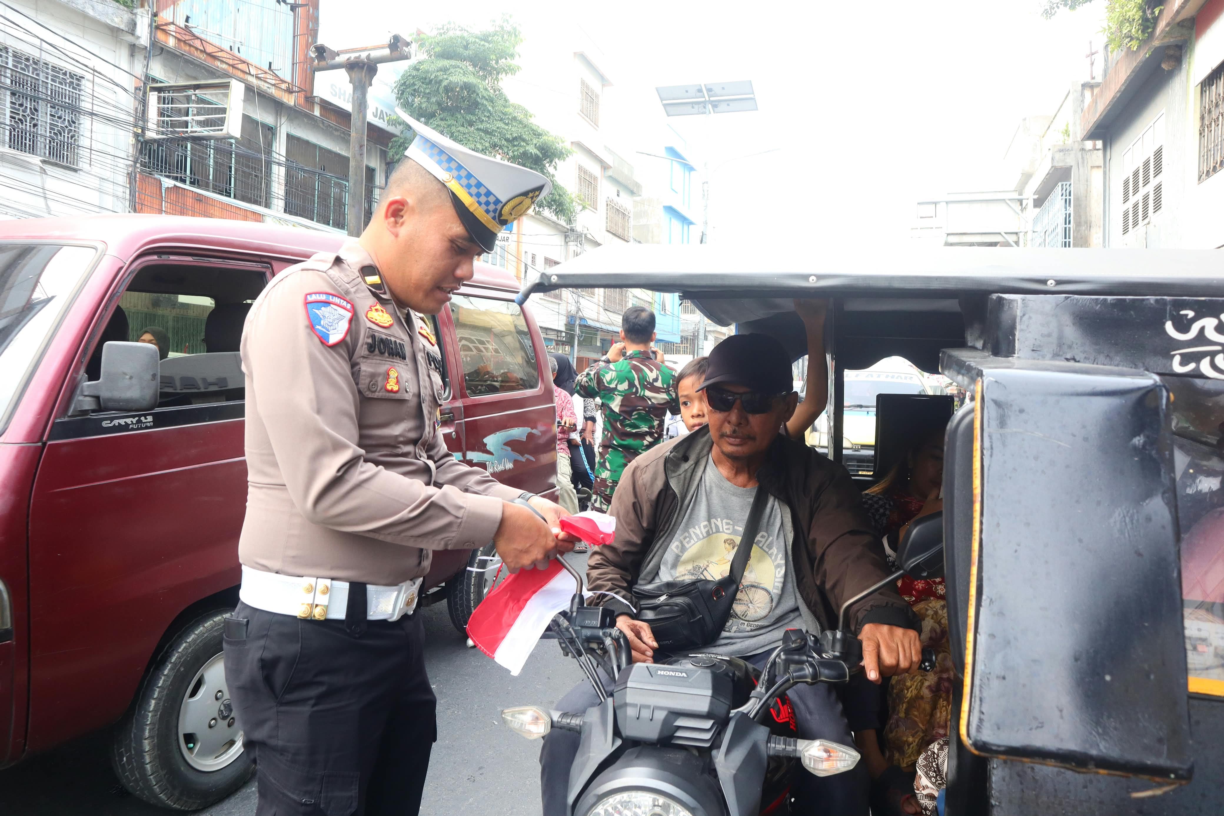 Polres Tebing Tinggi Bagikan 3.000 Bendera Merah Putih Sambut HUT RI Ke-81