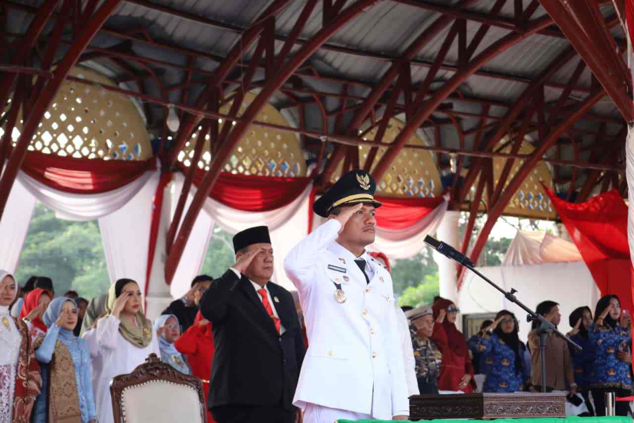 Wali Kota Tanjungbalai Pimpin Upacara Penurunan Bendera Tutup Rangkaian HUT Ke-81 RI di Kota Tanjungbalai.