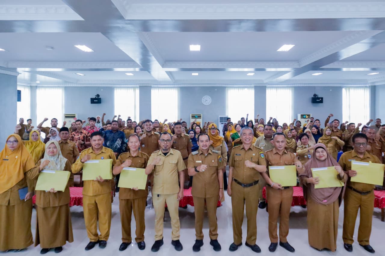 Serahkan SK PIP, Walikota Tebing Tinggi Minta Kepala Sekolah Bekerja Adaptif Dan Berintegritas