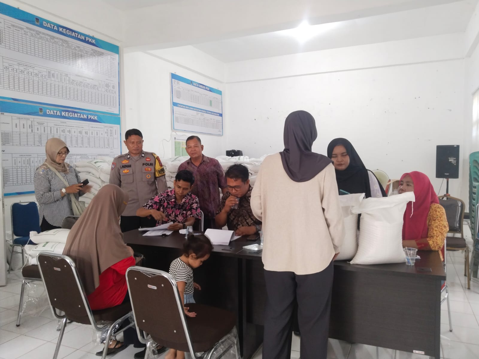 Bhabinkamtibmas Polsek Padang Hulu Monitoring Pembagian Bantuan Pangan