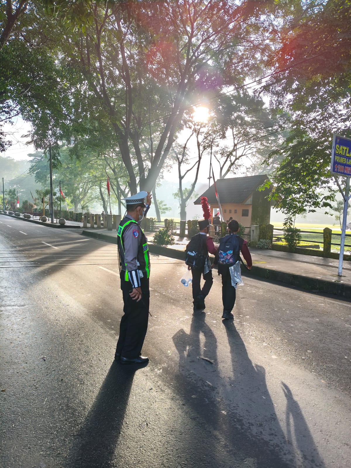 Bantu Penyeberangan Siswa Sekolah dan Urai Kemacetan, Polres Langkat Gelar Strong Point Pagi