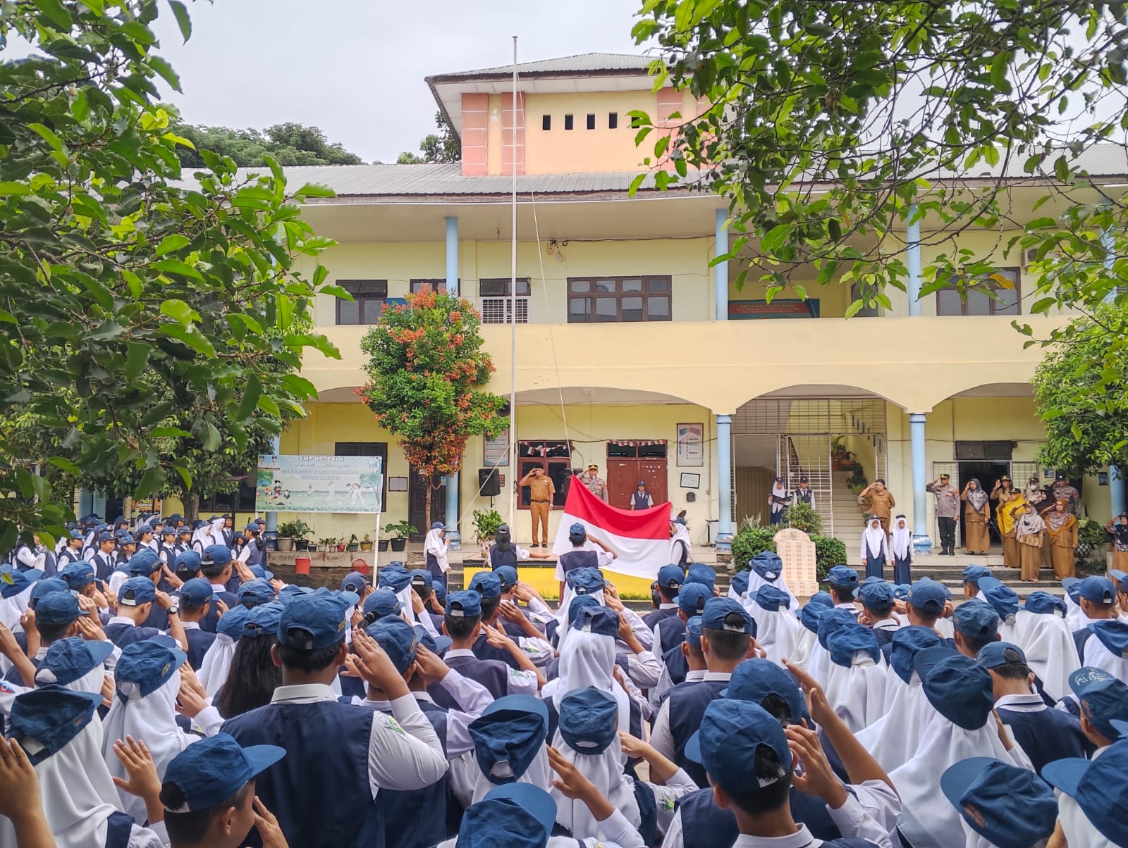 Pimpin Upacara Bendera di SMPN 4, Kasat Binmas Polres Tebing Tinggi Berikan Imbauan