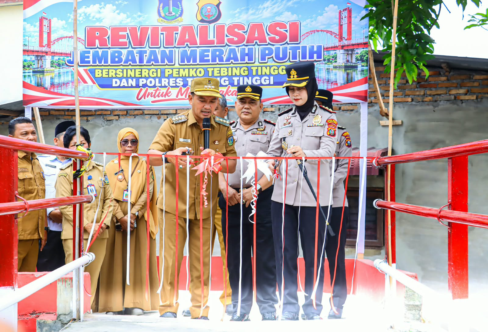 Permudah Akses Warga Kelurahan Mandailing, Walikota Dan Kapolres Tebing Tinggi Resmikan Jembatan Merah Putih