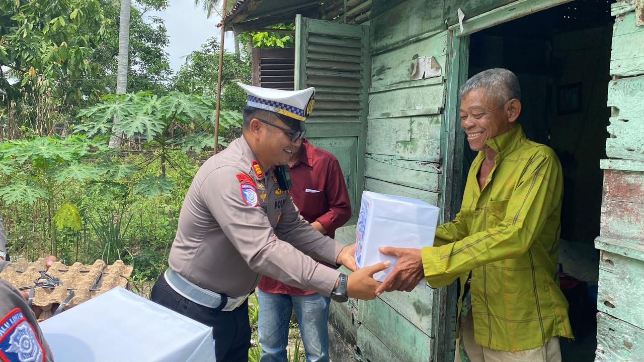 Kasat Lantas Polres Sergai AKP Gokma W. Silitonga, S.H, M.H Bakti Sosial Sambut Hari Lalulintas Bhayangkara Ke-71
