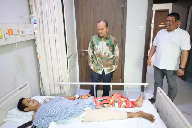 Wali Kota Mahyaruddin Salim Jenguk Pekerja Dinas LH Alami Kecelakaan Kerja Tersengat Arus Listrik di RS Siloam Medan.
