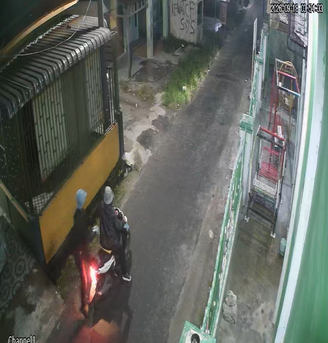Aksi Pencurian Kaca Spion Mobil Milik Owner Media Koran M24 Terekam CCTV