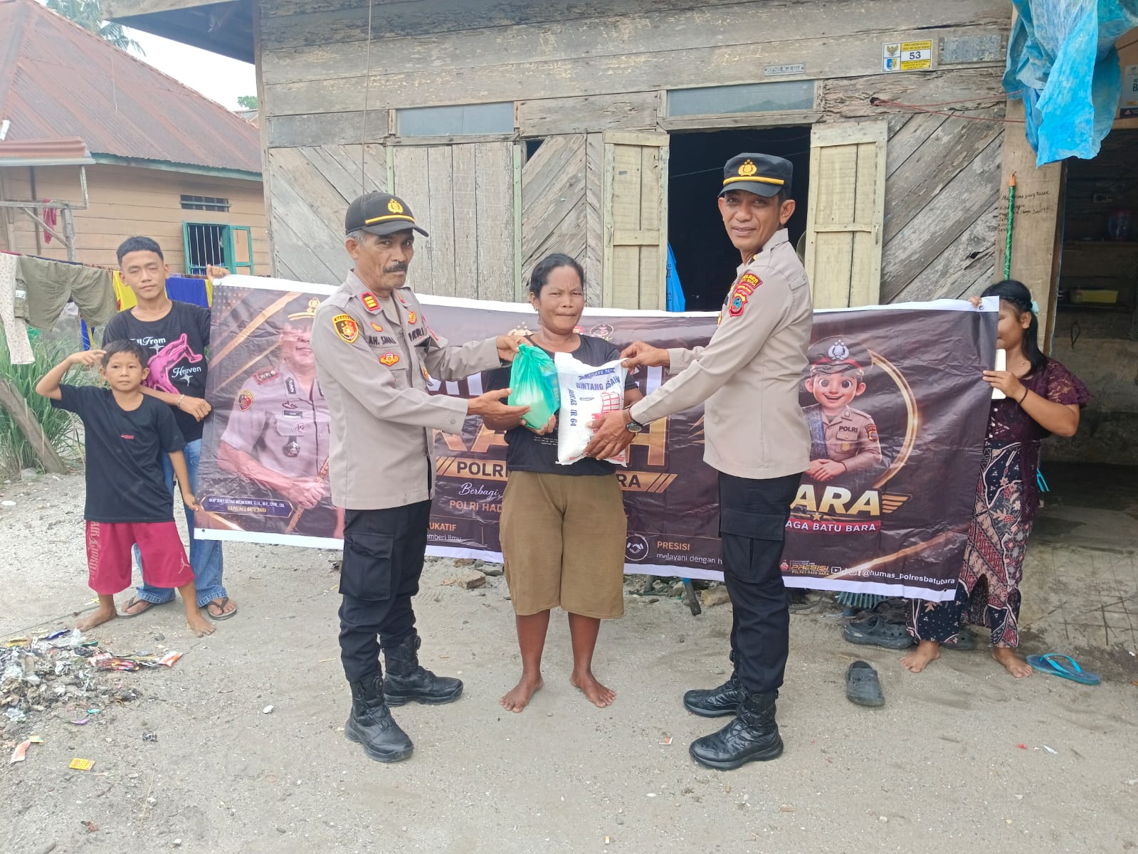Polri Perduli, Kapolsek Medang Deras AKP Alfander H. Sagala Berbagi di Minggu Kasih