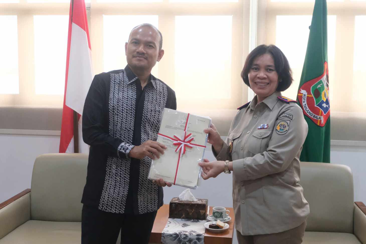 Wali Kota Mahyaruddin Salim Terima 31 Sertifikat Aset Tanah Milik Pemko Tanjungbalai dari BPN.