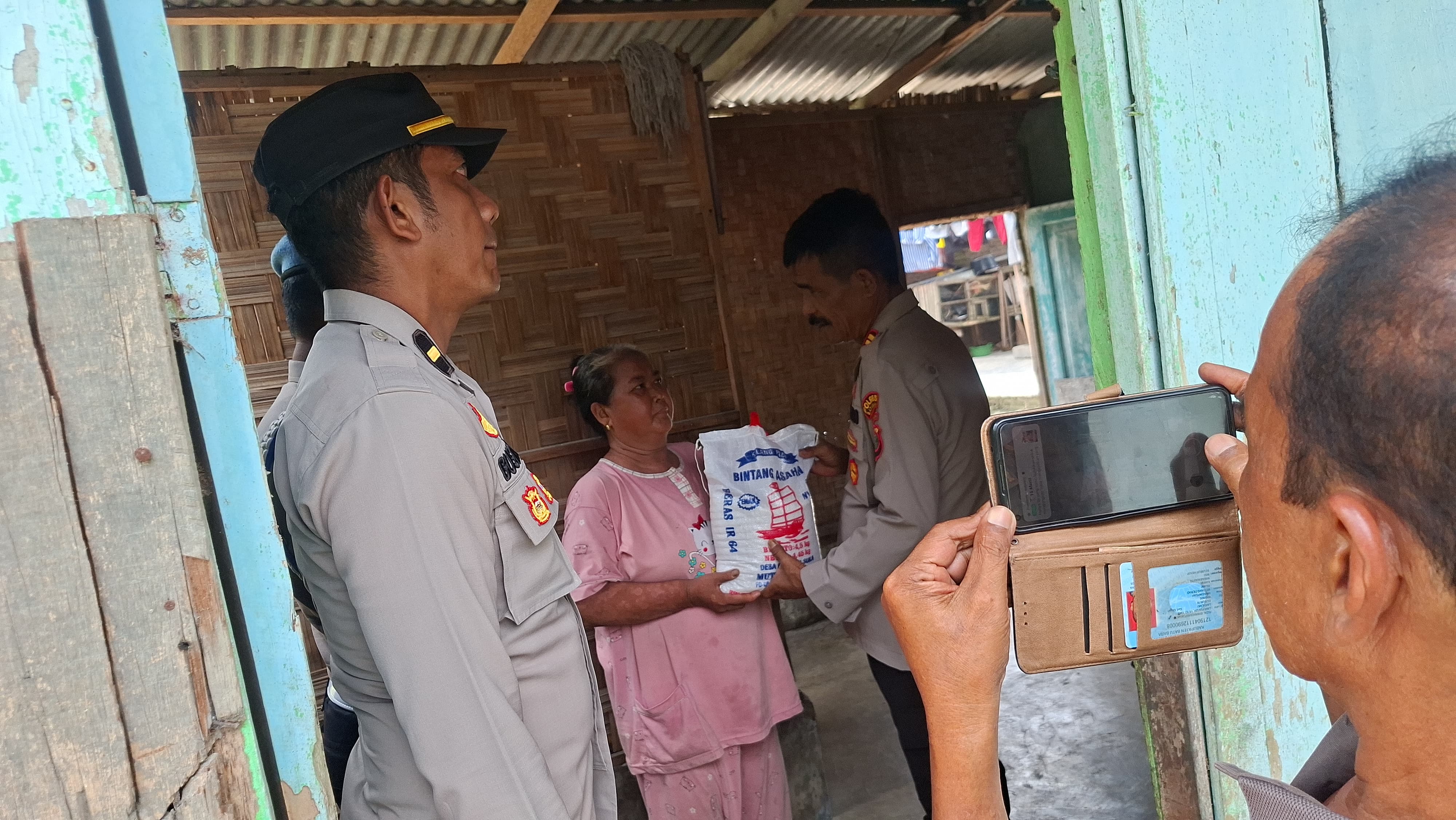 Kapolsek Medang Deras Salurkan Tali Asih Warga Terdampak Angin Kencang