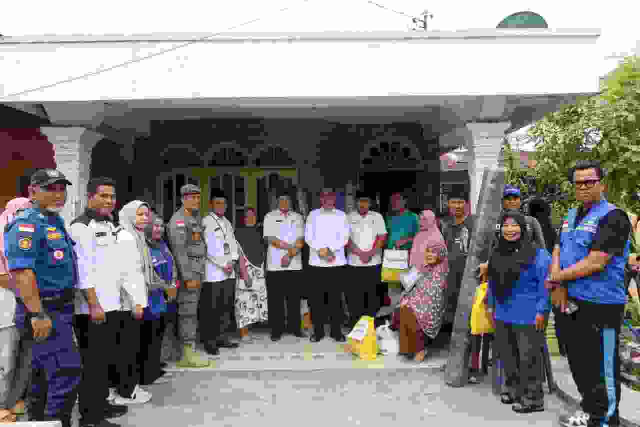 Bentuk Kepedulian Pemerintah, Wakil Wali Kota Tanjungbalai Bertemu dan Serahkan Bantuan Kepada Warga Korban Kebakaran di Kelurahan Bunga Tanjung.