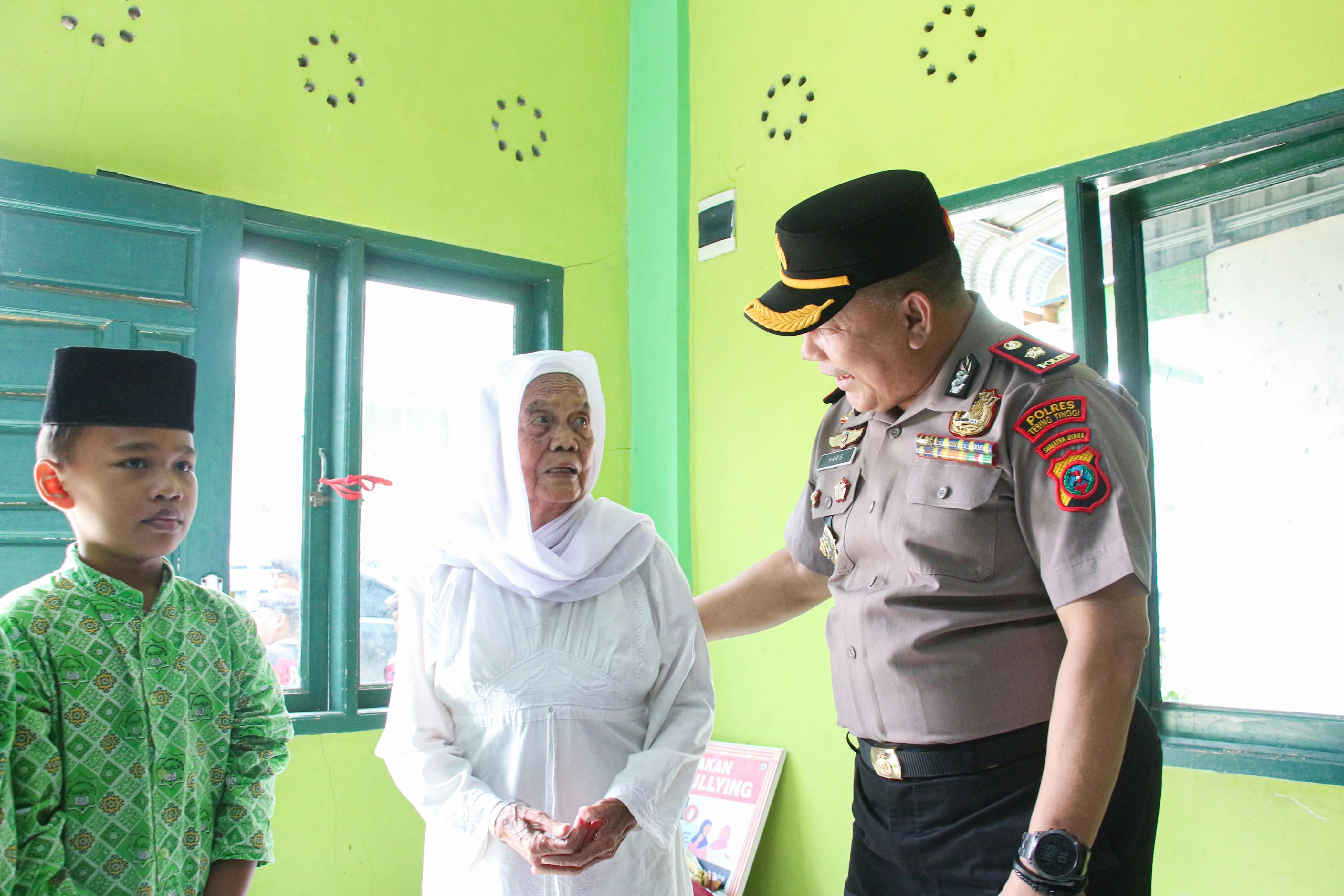 Polres Tebing Tinggi Bagikan Makan Siang Gratis kepada Anak-anak Madrasah Tarbiyah Islamiyah